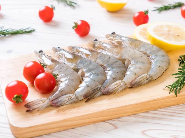 Buy big size fresh Prawns/ Shrimps/ Vannamei at Rs.375/- only for (gross weight)500gms,net weight 250gms..